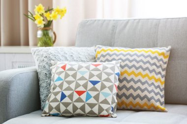 Kanepede şık yastık