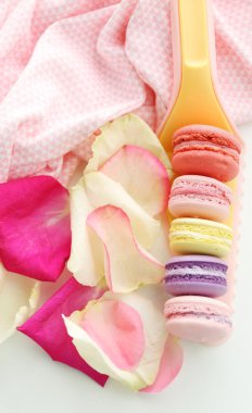 taze bademli kurabiye ve gül yaprakları