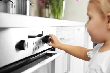 Elektrikli soba ile oynarken küçük kız