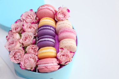 Lezzetli macaroons ve kutusu