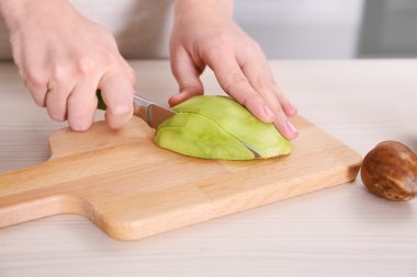 Kadın Dilimleme taze avokado
