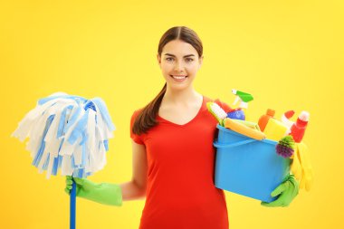 Arka plan üzerinde kadın süpürge