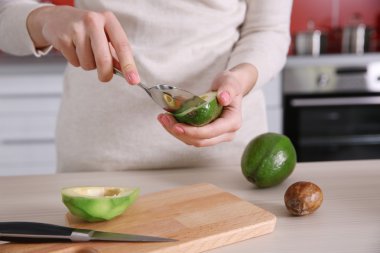 Kadın kesme taze avokado