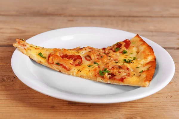 Вкусный кусок пиццы — стоковое фото