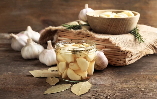 Aglio con spezie sul tavolo — Foto Stock