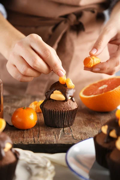 Baker utsmyckning välsmakande cupcake — Stockfoto