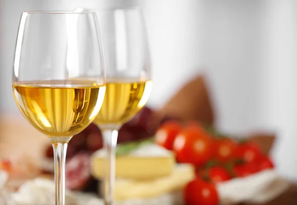 Copos de vinho com comida — Fotografia de Stock