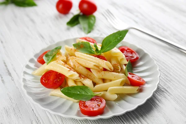 Pasta con pomodorini e foglie di basilico — Foto Stock