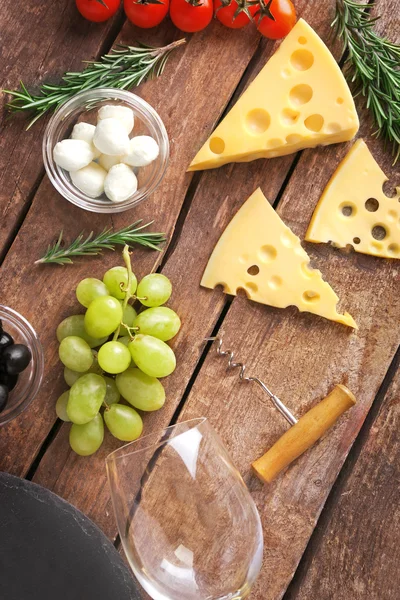 Wein, Snacks und verschiedenen Käse — Stockfoto