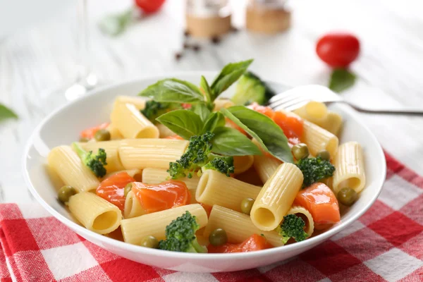 Piatto di pasta con salmone — Foto Stock