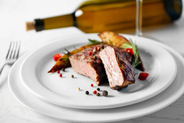 Delicious grilled steak — Stock Photo, Image