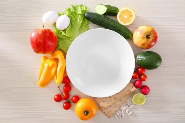 Empty plate and fresh healthy products — Stock Photo, Image