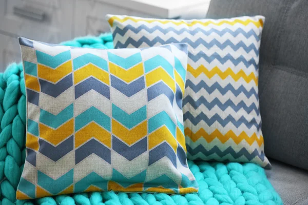 Kanepede şık yastık