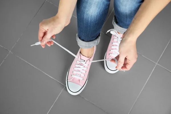 Woman tying up lace — Stock Photo, Image