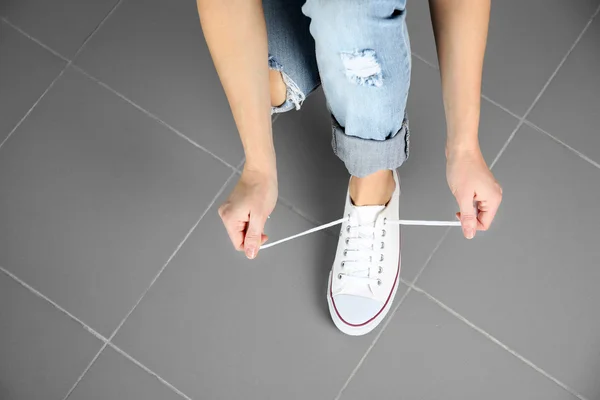 Woman tying up lace — Stock Photo, Image