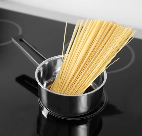 Gotowanie spaghetti patelni — Zdjęcie stockowe