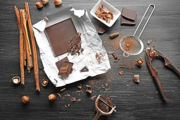 Pedaços de chocolate com ferramentas de cozinha — Fotografia de Stock