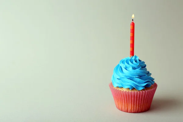 Kleurrijke verjaardag cupcake — Stockfoto