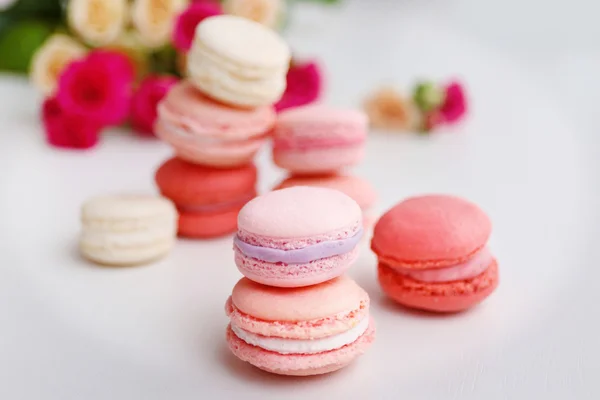 Macaroons with roses  on  background — Stock Photo, Image