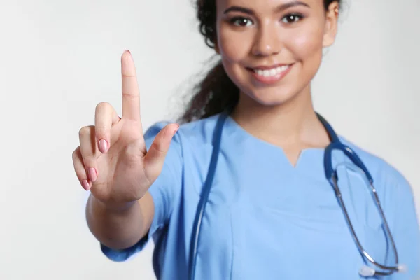 Schöne afrikanisch-amerikanische Ärztin — Stockfoto