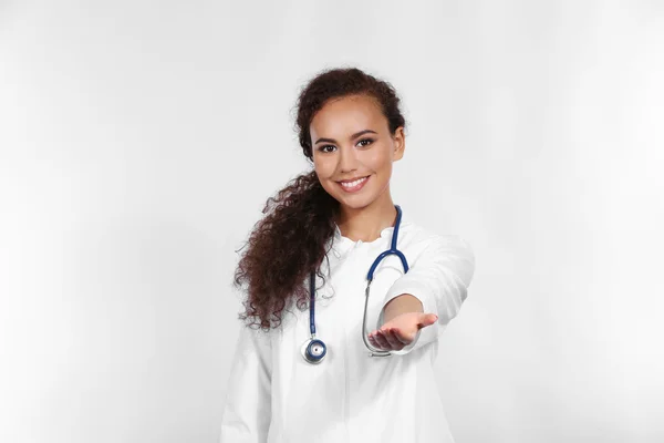 Hermosa mujer afroamericana doctor — Foto de Stock