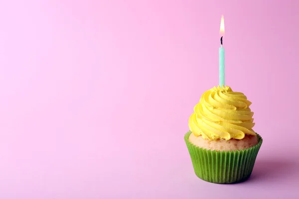 Kleurrijke verjaardag cupcake — Stockfoto