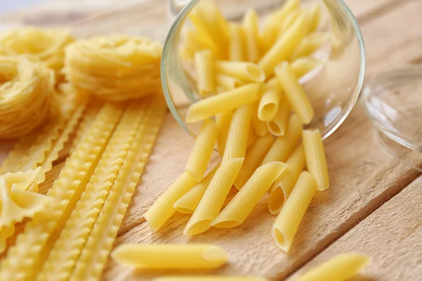 Rigate pasta på bord — Stockfoto