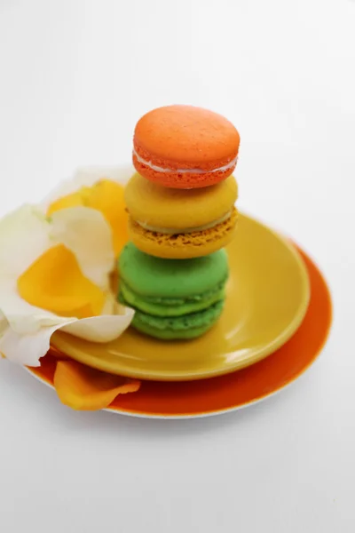 Placa com macaroons coloridos — Fotografia de Stock