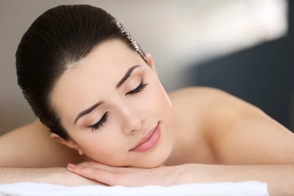 Woman relaxing in spa center — Stock Photo, Image