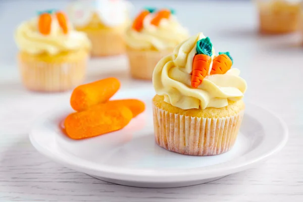 Plate with Easter cupcake — Stock Photo, Image