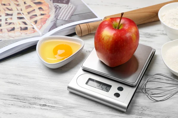 Apple with digital kitchen scales — Stock Photo, Image