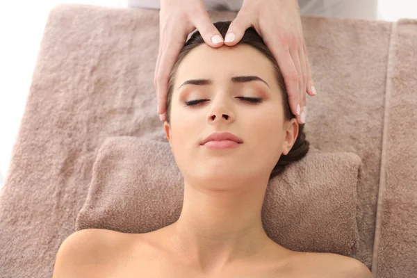 Giovane donna con massaggio — Foto Stock