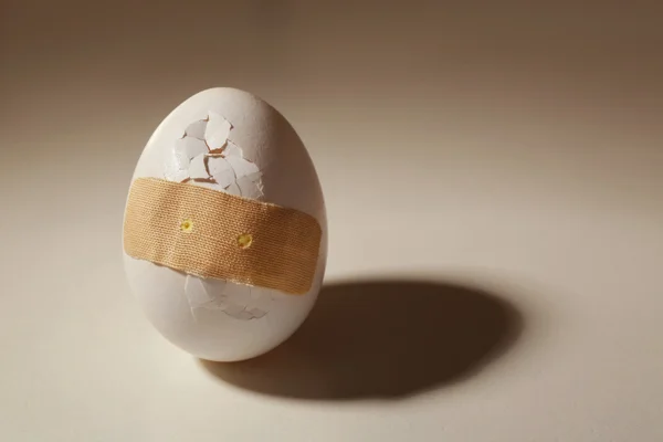 Uovo incrinato con gesso — Foto Stock