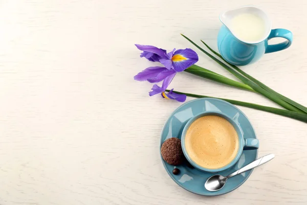 Cup of coffee with irises — Stock Photo, Image