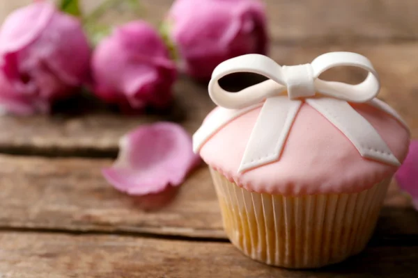 Leckerer Kuchen und schöne Rosen — Stockfoto