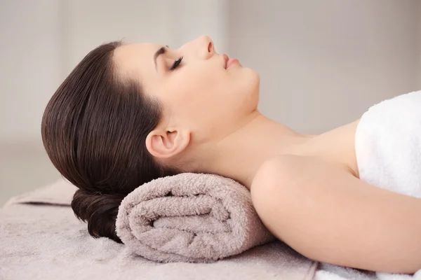 Mulher relaxante no salão de spa — Fotografia de Stock