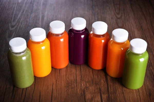 Detoks içki şişeleri