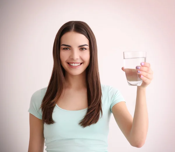 Menina bonita beber — Fotografia de Stock