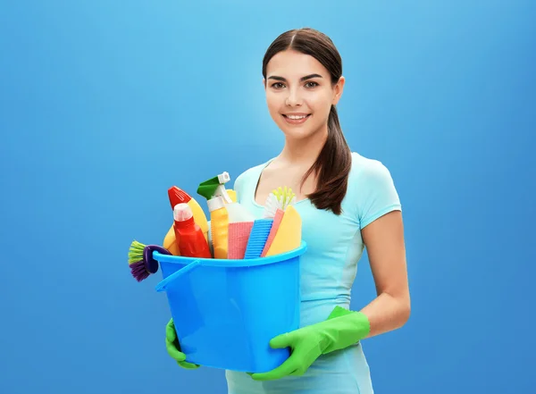 Vrouwelijke reiniger op achtergrond — Stockfoto