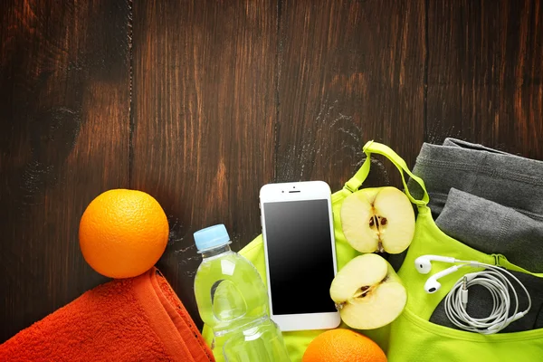 Havlu ve meyve ile cep telefonu — Stok fotoğraf