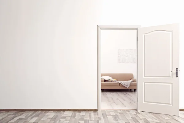 Porta aberta no quarto — Fotografia de Stock