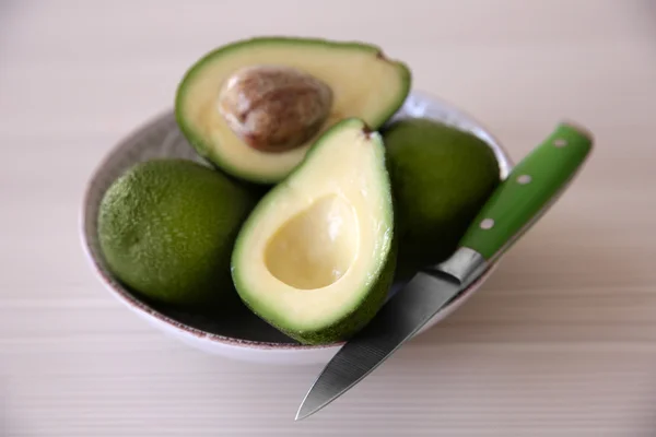 Свежий нарезанный авокадо — стоковое фото
