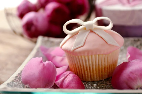 Leckerer Kuchen und Rosenblätter — Stockfoto