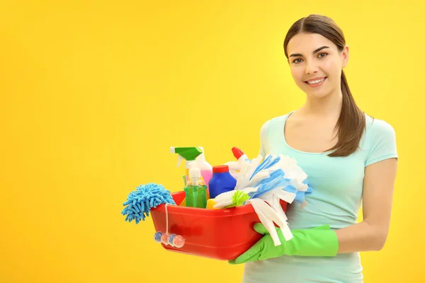 Limpiador femenino sobre fondo — Foto de Stock