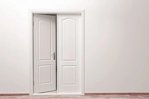 Vit vägg och öppna dörren — Stockfoto