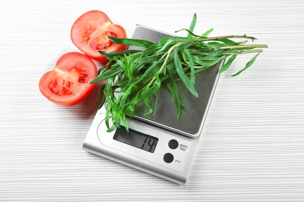 Domates ve tarhun Dijital mutfak teraziler ile