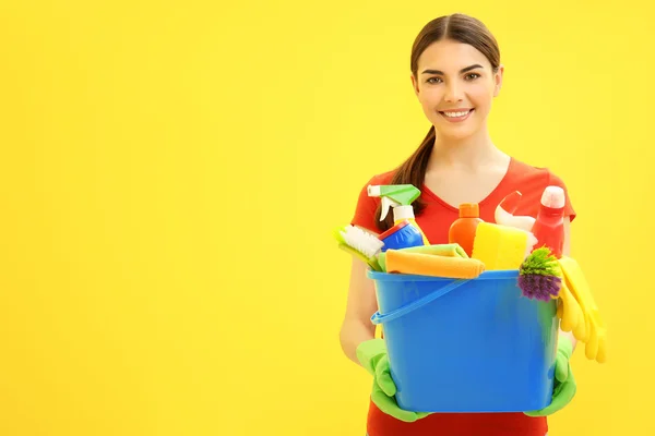 Vrouwelijke reiniger op achtergrond — Stockfoto