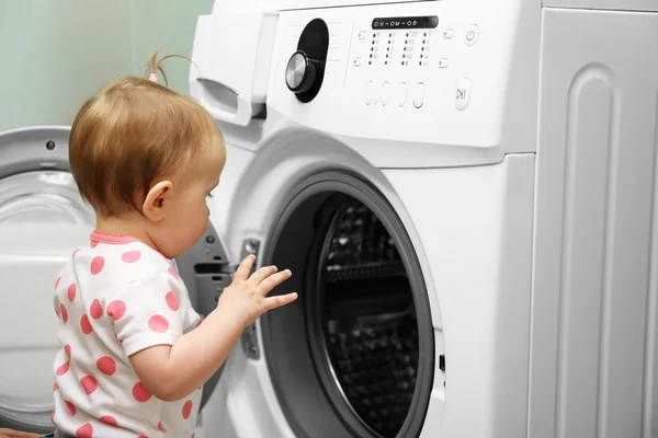 Küçük Kız Banyoda Çamaşır Makinesi Stok Resim