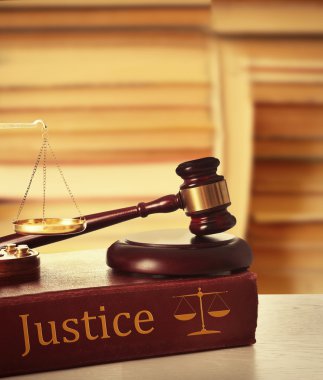 Adalet teraziler ile tahta tokmak 