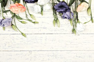 taze çiçekler ile kompozisyon 